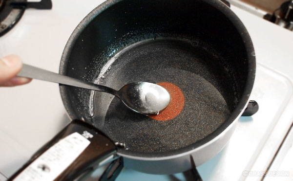 鍋で温めて砂糖を溶かす