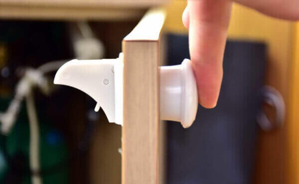 水槽台にキャビネットロックをつけて子供・赤ちゃん対策